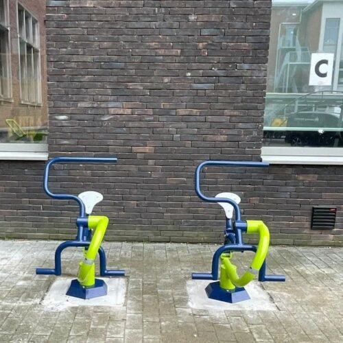 kinderfitnesstoestel voor buiten 19 Twee van onze outdoor kinderfietsen model Rider naast elkaar. Outdoor fitness voor kinderen, erg leuk op speel- en schoolpleinen.